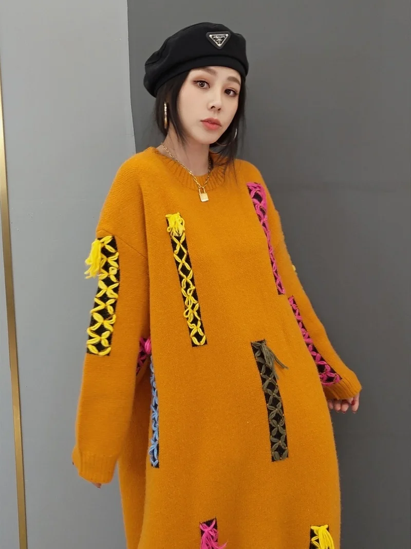 Черно-оранжевое длинное вязаное женское платье-свитер в полоску модель 2022 года