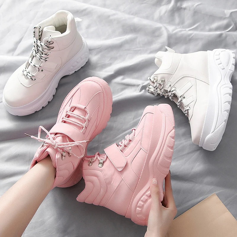 Женские кроссовки на платформе розовые не сужающемся книзу массивном каблуке