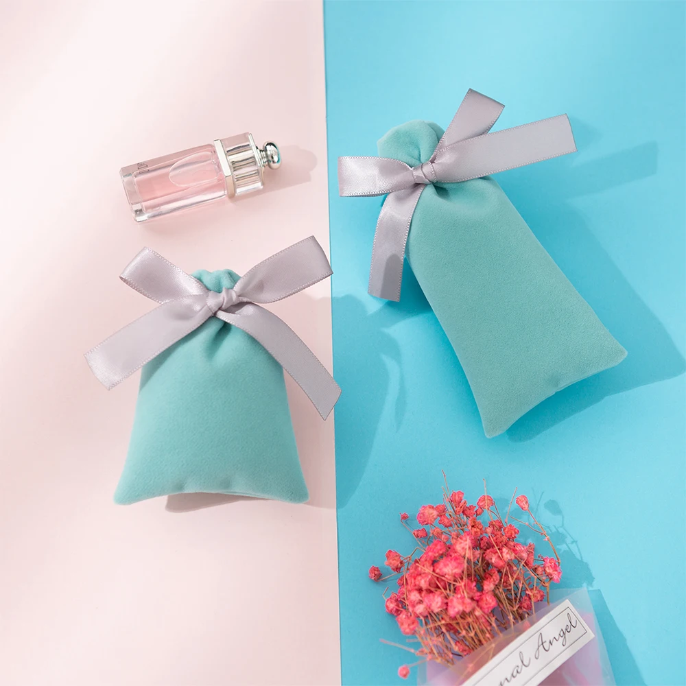 Маленький бархатный мешочек на шнурке светло зеленые подарочные пакеты для