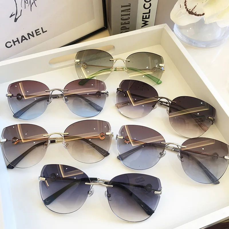 

Fashion Rimless Cat Eye Sunglasses Women 2020 Luxury Brand Brown Blue Gradient Sun Glasses Black heart Decoration Beach Eyewear