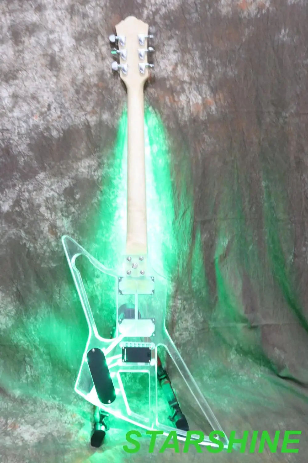 Гитара с выдолбленным акриловым корпусом и зеленым светодиодсветильник катором