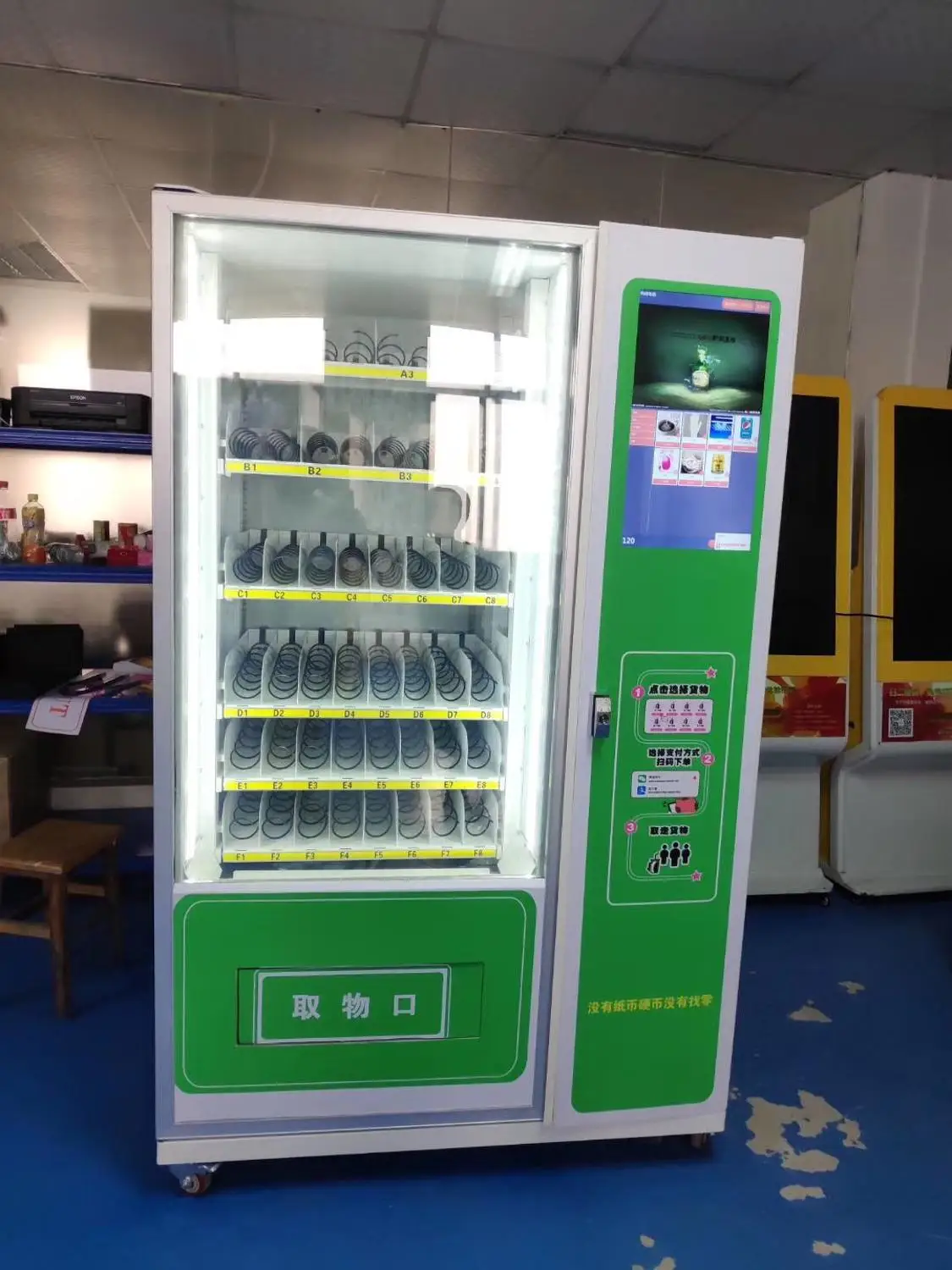 Шкаф с подъемной системой торговый автомат для холодных напитков и закусок |