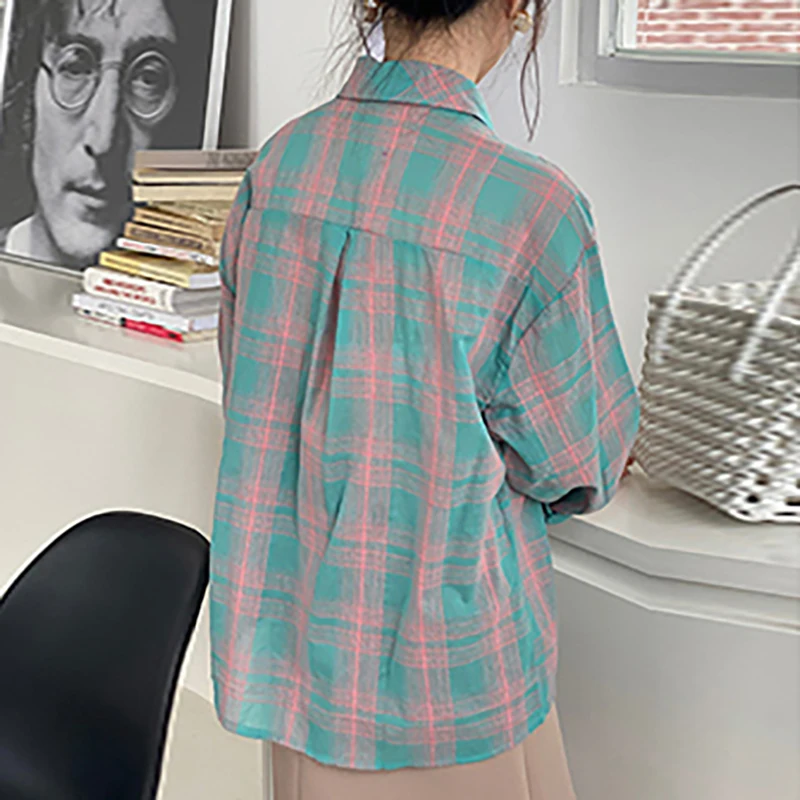 

HiloRill 2021 New Plaid Blouse Women Turn Down Collar Loose Ladies Tops Pockets Batwing Long Sleeve Female Casual Shirt Blusas