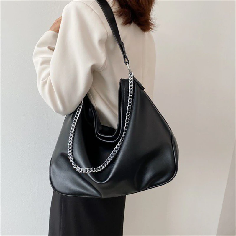 

Мягкая и гладкая искусственная кожа для женщин 2021 Роскошные однотонные вместительные сумки-Хобо через плечо с украшением цепочкой