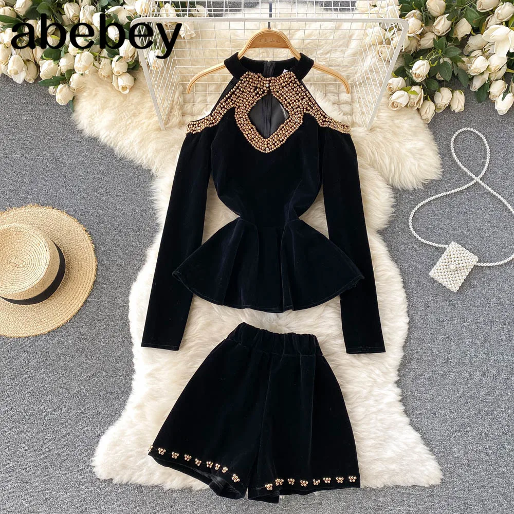 

Комплект из двух предметов Женский, велюровый шикарный топ с открытыми плечами и длинными рукавами и шорты с широкими штанинами, с бусинами,...