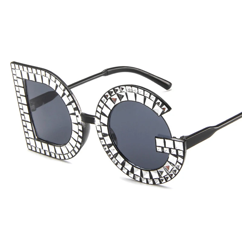 

Очки солнцезащитные женские в пластиковой оправе, с надписью