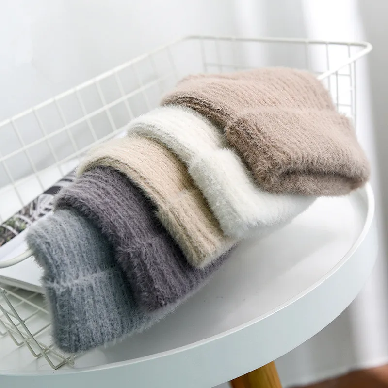 Женская вязаная шапка с помпоном теплая однотонная искусственным ворсом и для