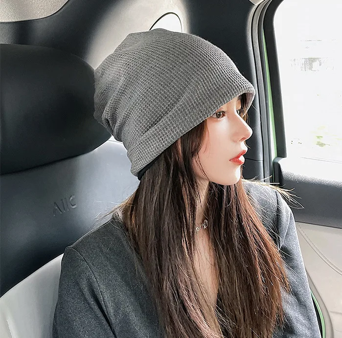 Девушка в шапке. В шапке в помещении. Стильные шапки для девушек. Фотосессия с подругой зимой. В шапке в помещении.