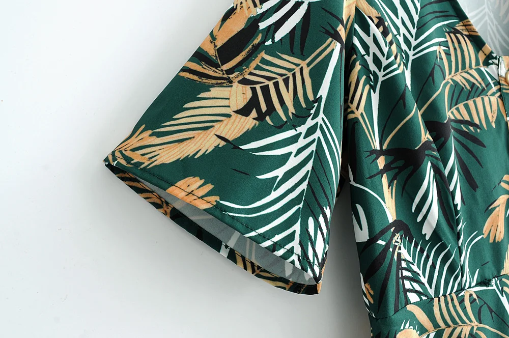 Женское платье до колена с принтом зеленое прямое v образным вырезом и коротким