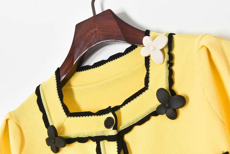 

2021 Summer New Color-Contrasting Stripe Three-Dimensional Flower Pin Top Women Square Collar Short Sleeve Thin Knitwear Female