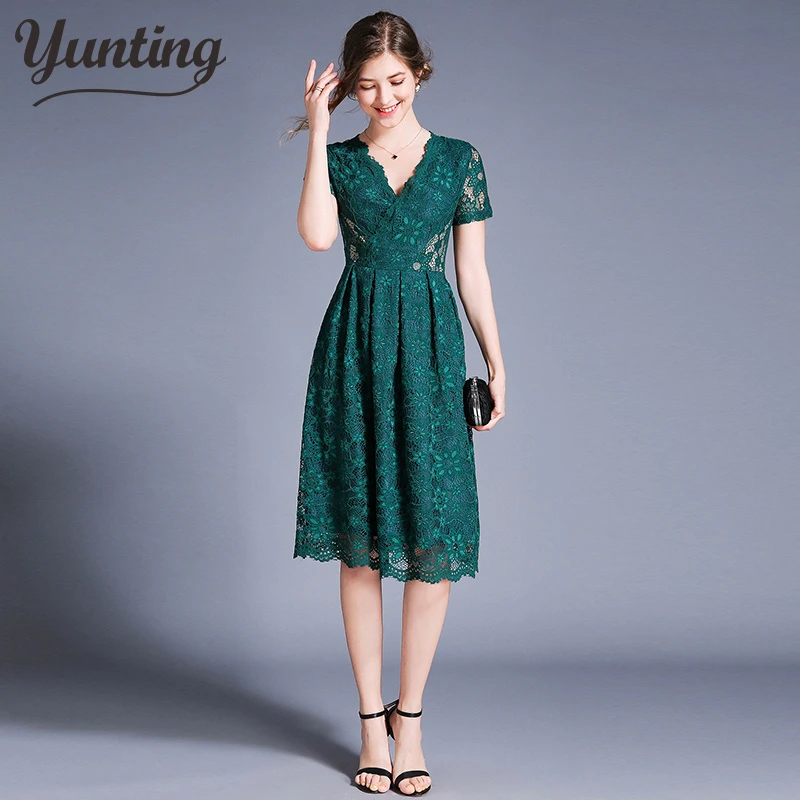 Женское кружевное платье с вышивкой зеленое ажурное коротким рукавом в
