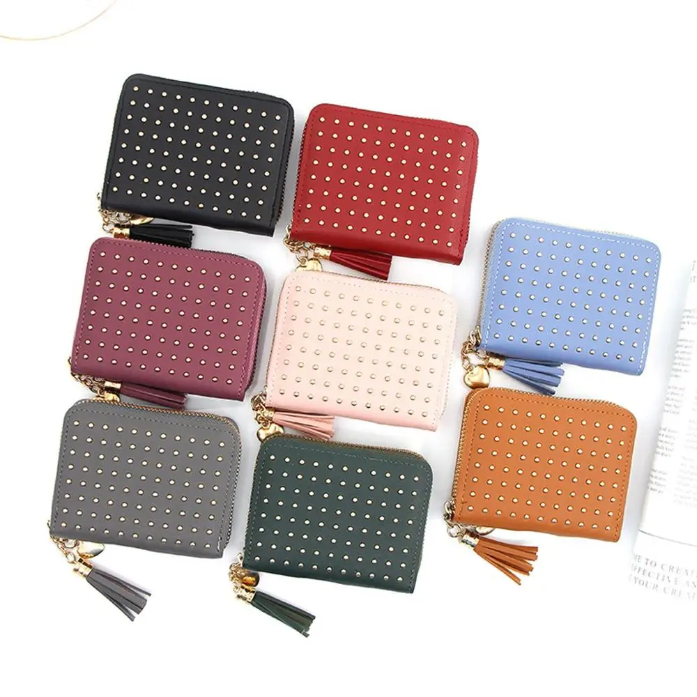 Кожаный кошелек с заклепками и кисточкой на молнии для женщин однотонный