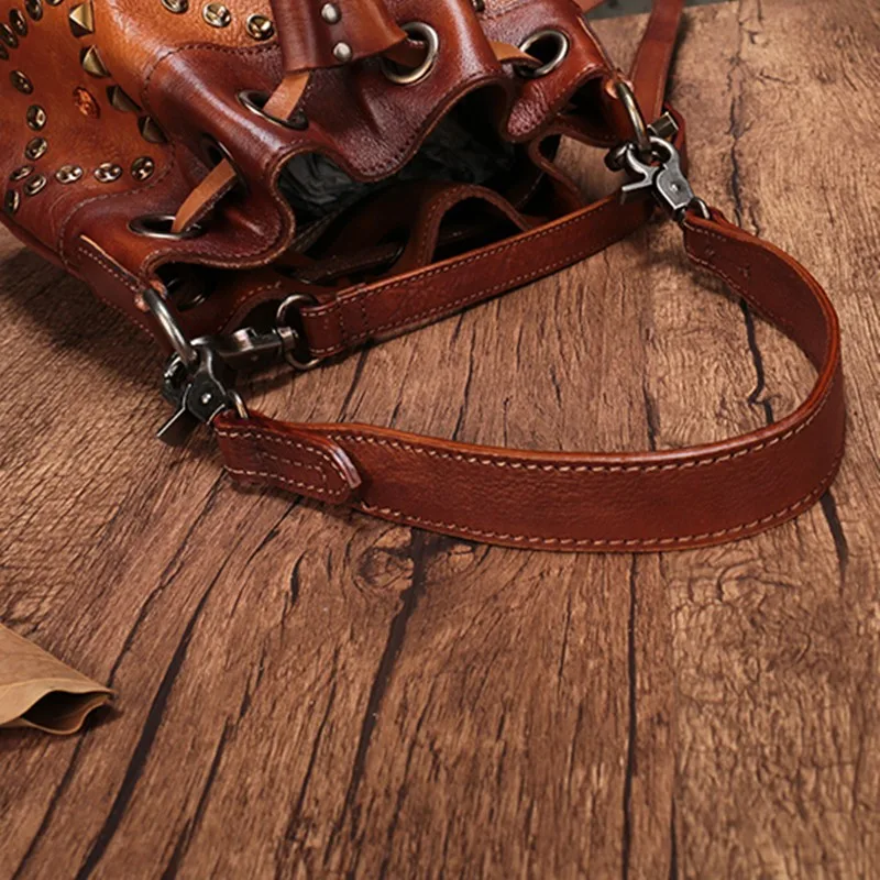 

Women Luxury Rivets Studded Bucket Bag Natural Cowhide Leather Shoulder Bag Vintage Ladies Casual Handbag Crossbody Bags Pouch
