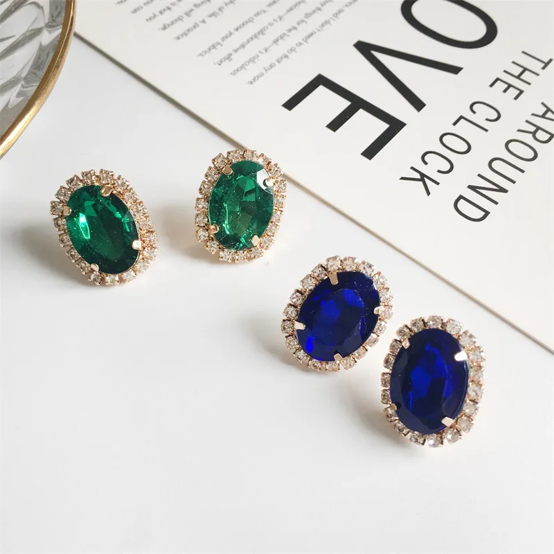 Женские серьги гвоздики с фианитами золотого цвета крупными зелеными и синими