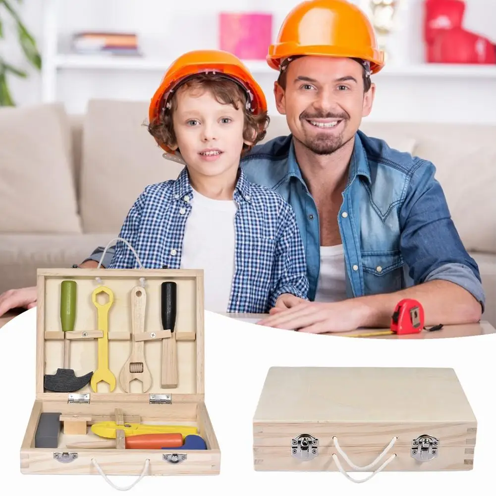 Ящик для инструментов с разноцветными деревянными инструментами