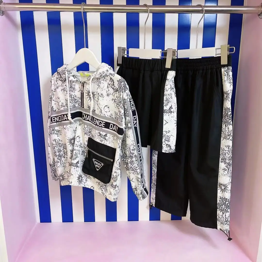 

Брендовый дизайн, детская одежда, новинка 2021, топ с капюшоном с чернильным принтом для мальчиков + повседневные брюки, топ для девочек + корот...