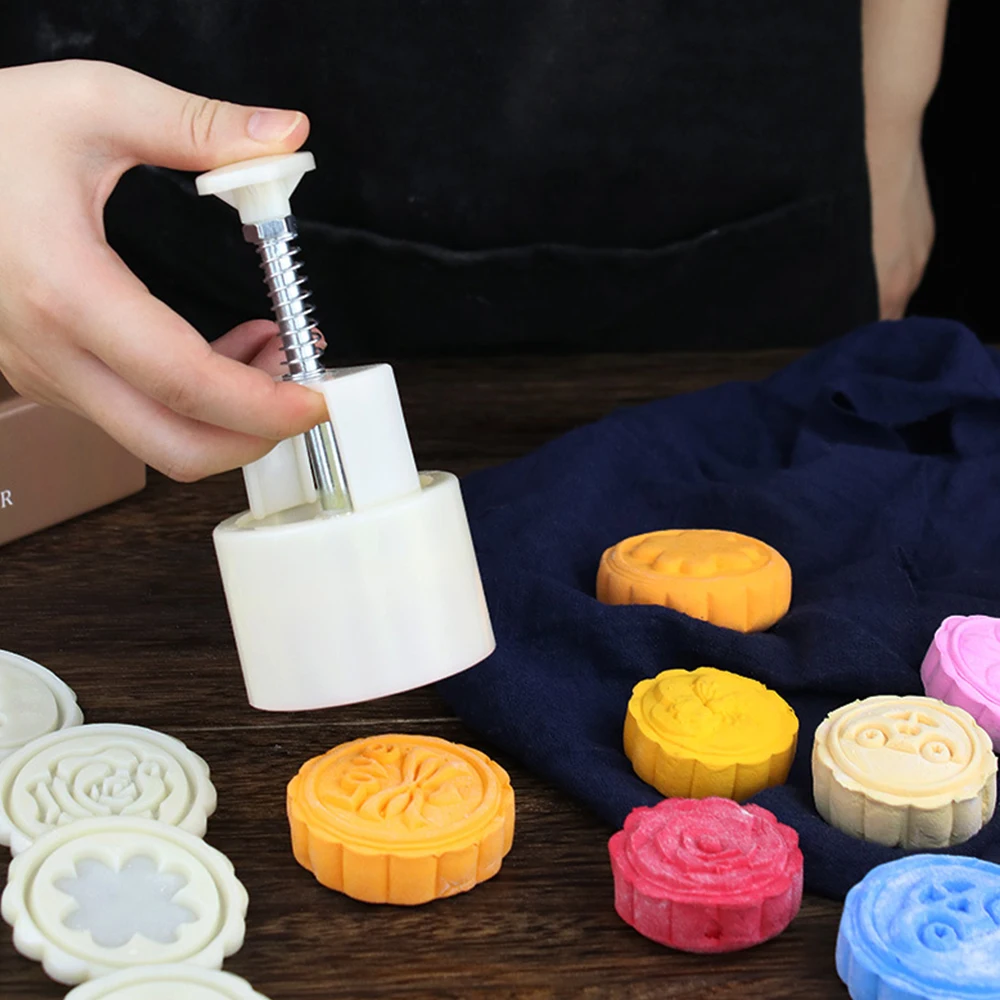 

Round Snowy Moon Cake Mold (Press Mold + Mold Piece) OPP Bag Needs To Be Wrapped With Foam