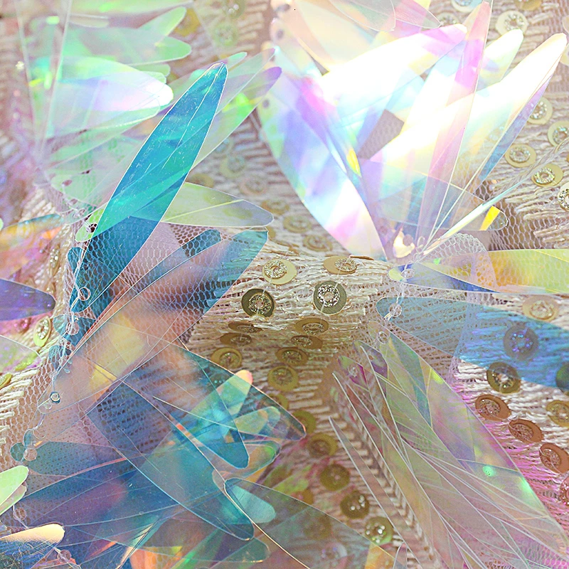 Пикантное женское платье с открытыми плечами кисточками и коротким длинным