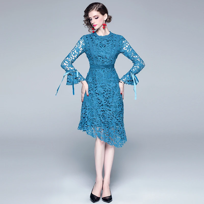 Женское Кружевное облегающее платье летнее ажурное с расклешенным рукавом