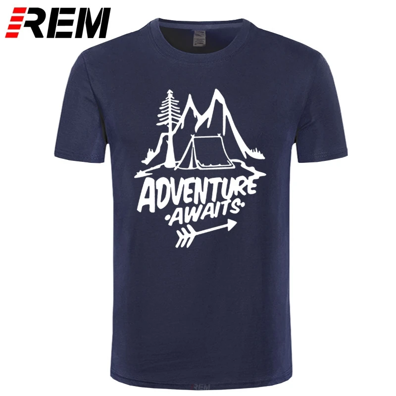 Футболка с надписью REM Adventure ждет путешествий, футболка с принтом сосны, гор, палатки высокого качества из чистого хлопка унисекс - изображение