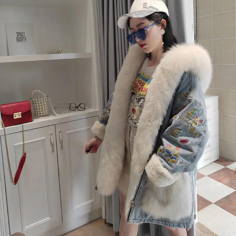 Вышитая джинсовая куртка с капюшоном и мехом 2020 Женская Зимняя Новая меховая