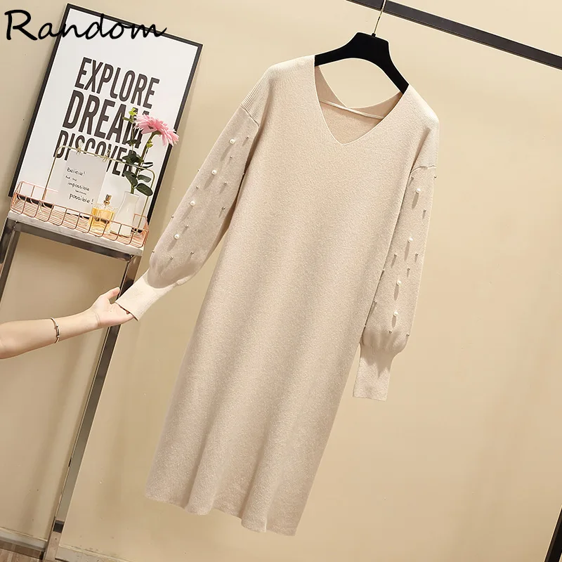 Прямое женское однотонное теплое платье трикотажное до колена с длинным рукавом