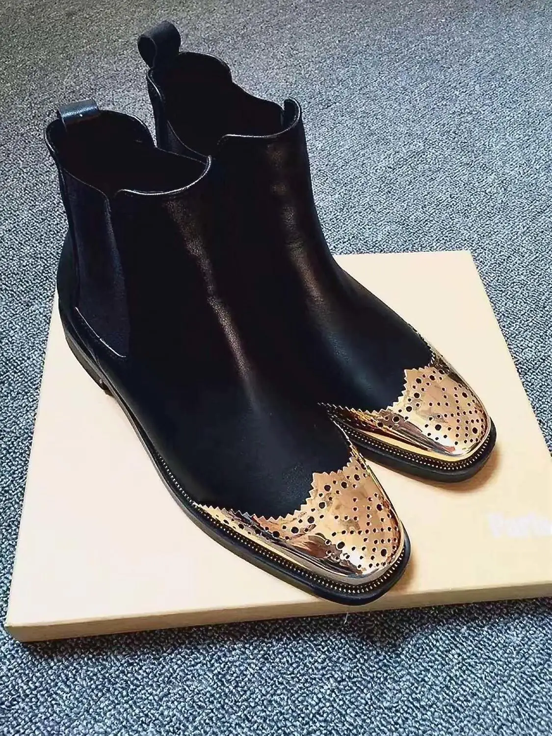 Обувь женские кожаные полусапожки с металлическим декором и квадратным носком 2 5