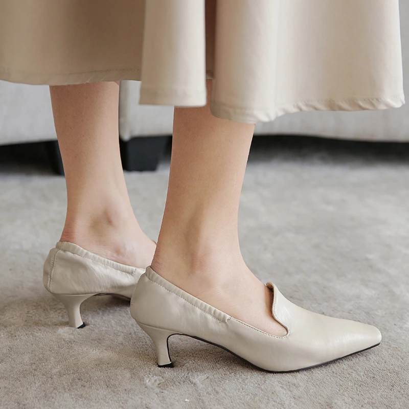 Бесплатный магазин котенок в британском стиле с трендовым весенним трендом