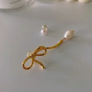 

Natural Freshwater Pearl Bow Asymmetrical Earrings
