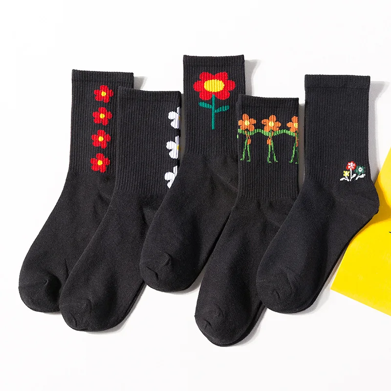 Корейская версия чисто черных носков с маленькими цветами женские уличные носки