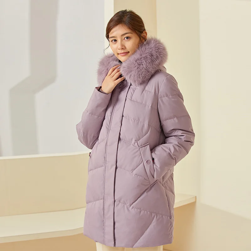 Пуховик женский однотонный средней длины с большим воротником из лисьего
