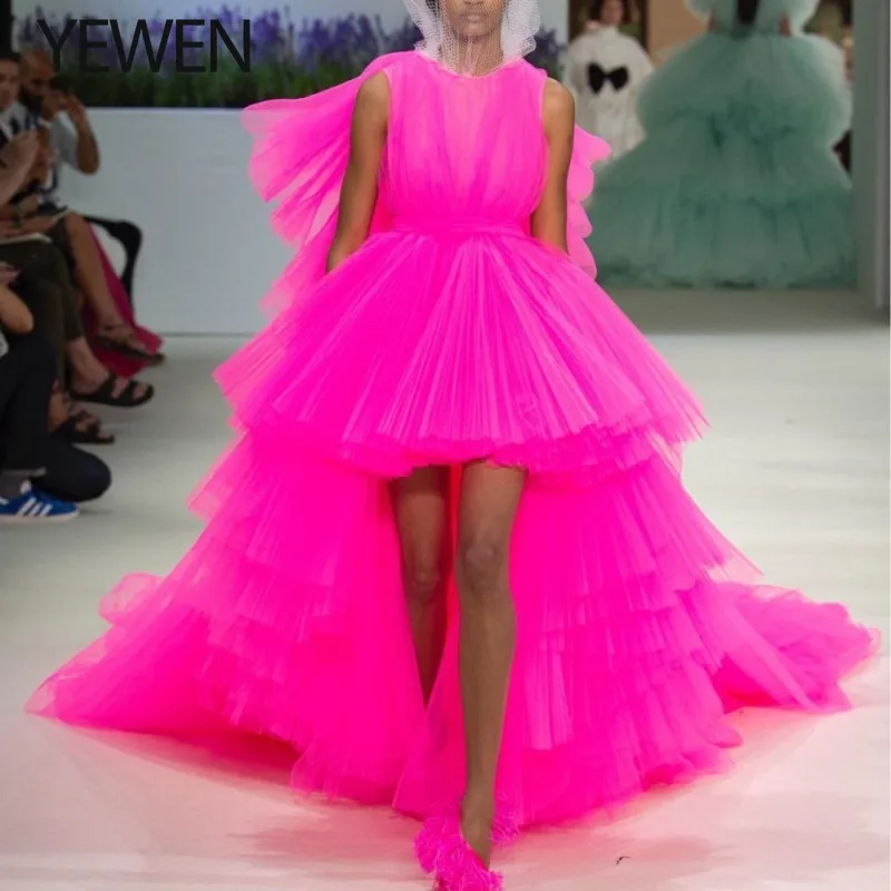 preço FĂșcsia Vestidos De Noite Moda Inchado Alta Baixa Projetos Especiais Vestidos De Baile Sheer Neck Sem Mangas Vestido Formal Tule Abendkleider