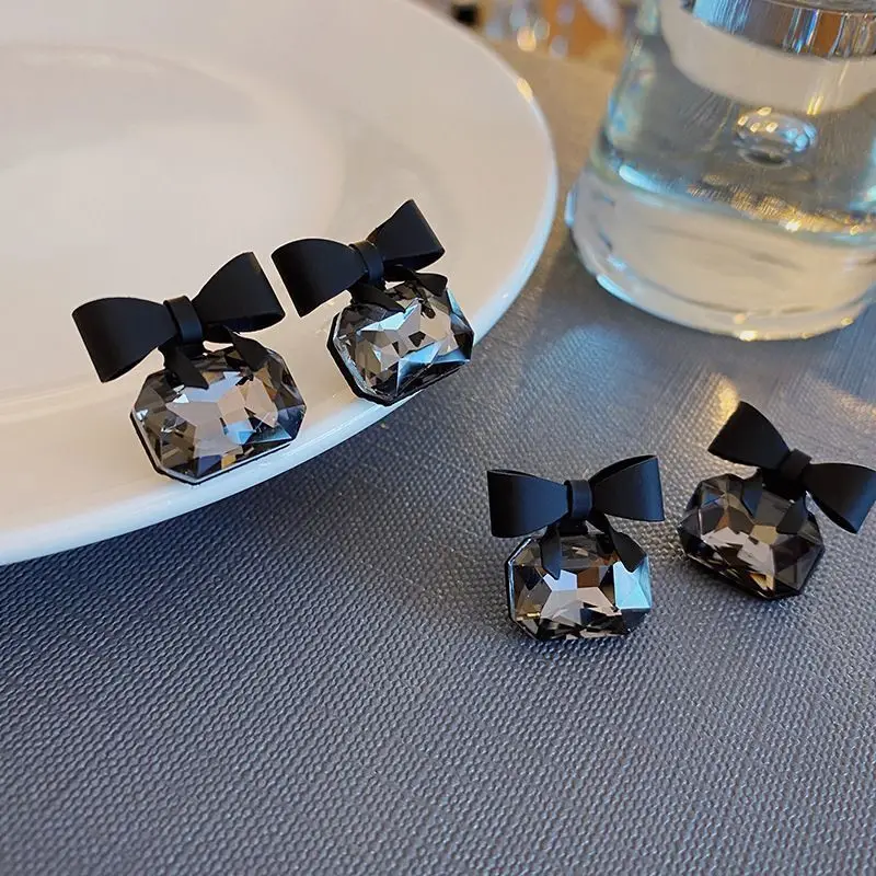 

Hot Sale Black Bow Stud Earrings Retro Black Crystal Accessories Geometric Earrings for Women Wedding Jewelry Wholesale