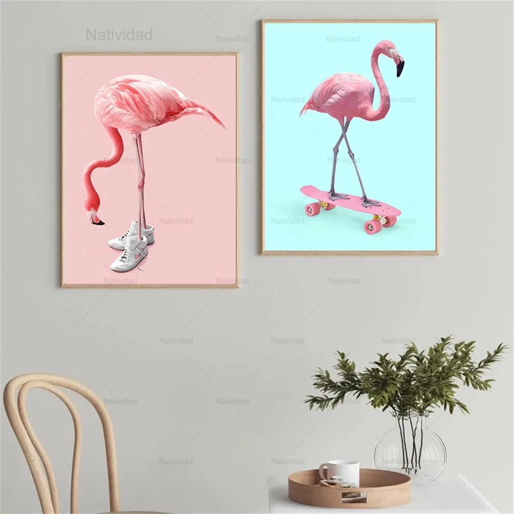 Плакат с изображением забавных фламинго, катающихся на скейте, на холсте для украшения дома в гостиной или спальне.
