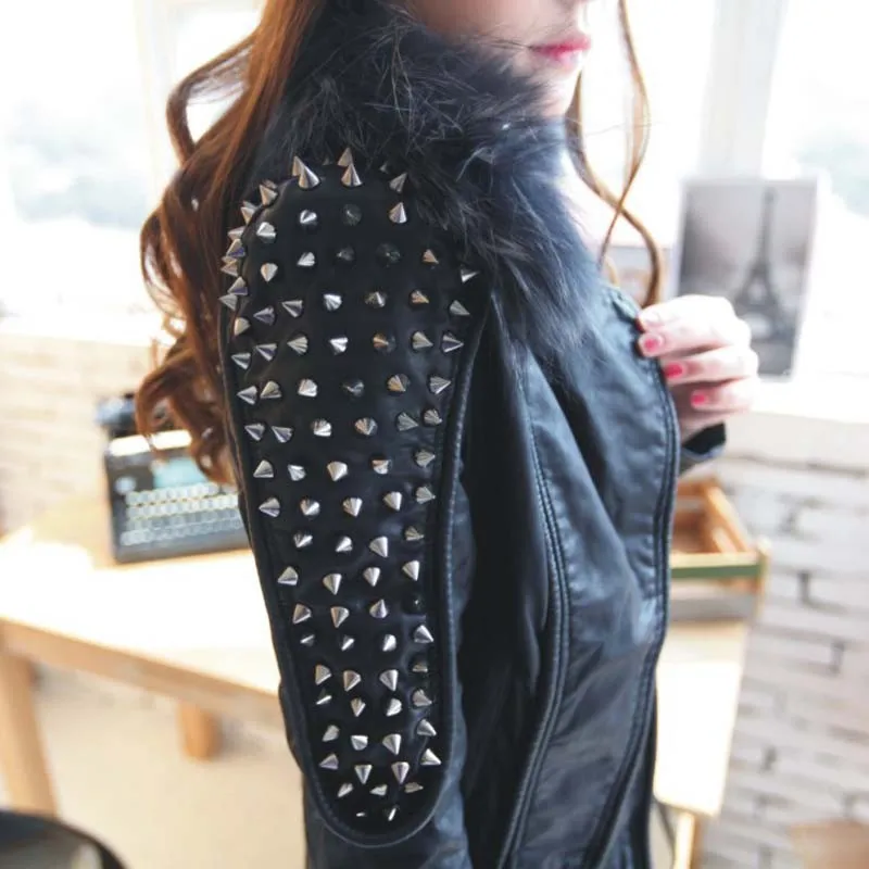 Женская кожаная куртка металлик с заклепками приталенная серебристая