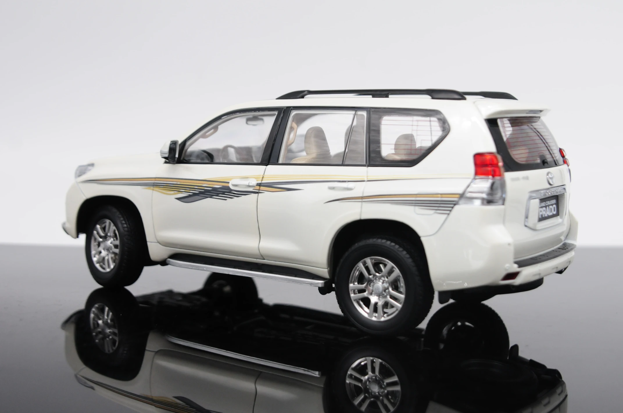 

Toy car 1:18 diecast model car model FAW Prado 2010