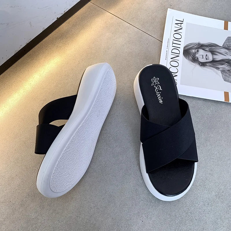 

2021 New Women's Summer Sandals Flat Heel Fashion Fashion Outerwear Flat Beach Shoes Flip Flops Casual Women Slippers