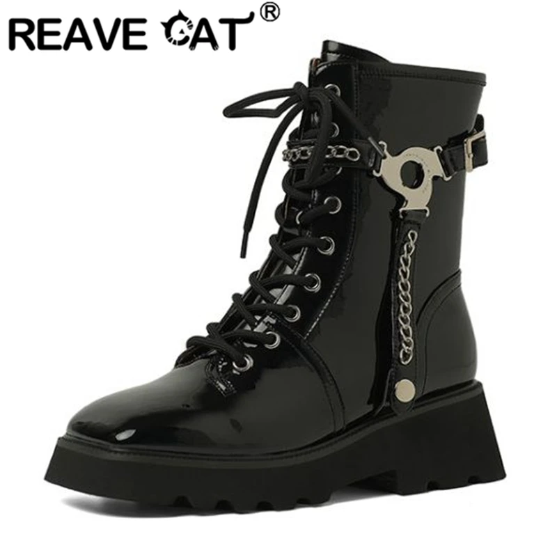 

Женские ботинки из лакированной кожи REAVE CAT, осенние черные ботинки из лакированной кожи на низком толстом каблуке с квадратным носком и зас...
