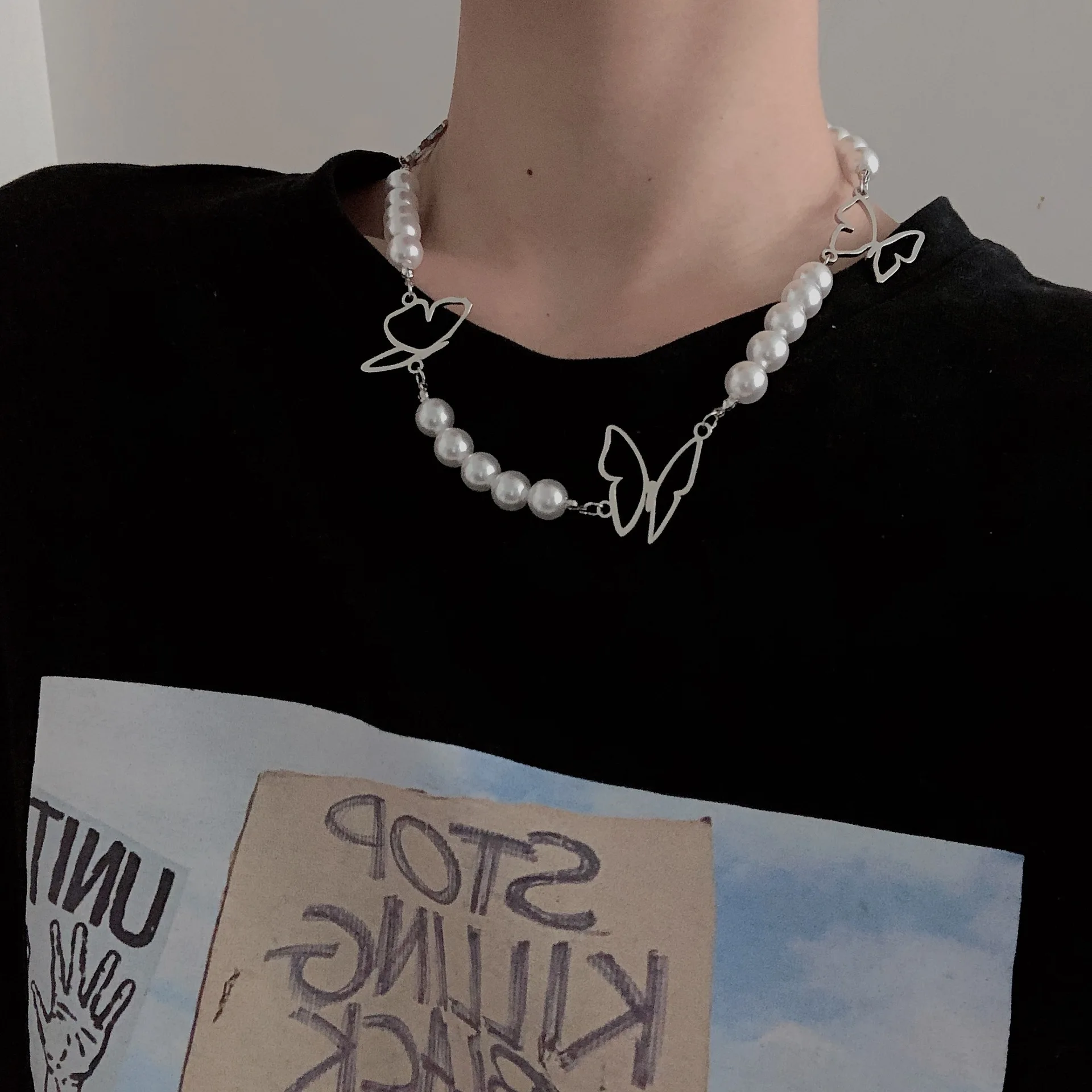 

Niche design light luxury pearl butterfly element stitching necklace simple and versatile clavicle chain necklace