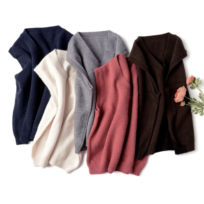 Женский трикотажный жилет без рукавов универсальный с V образным вырезом в