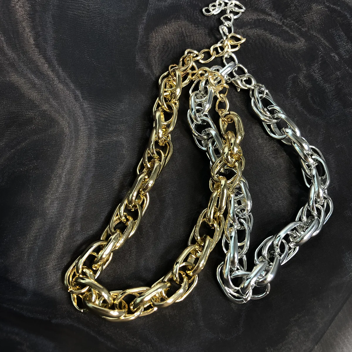 Женская цепочка чокер массивная золотого и серебряного цвета в готическом панк