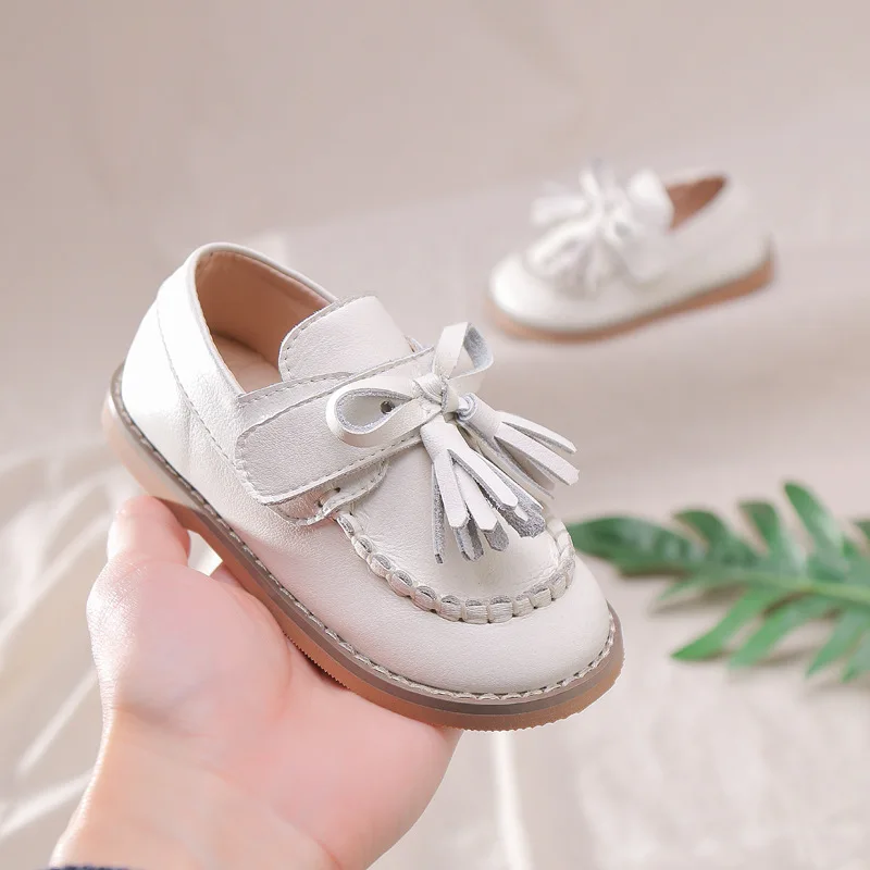 Детская обувь с кисточками черные кожаные туфли на плоской подошве для девочек