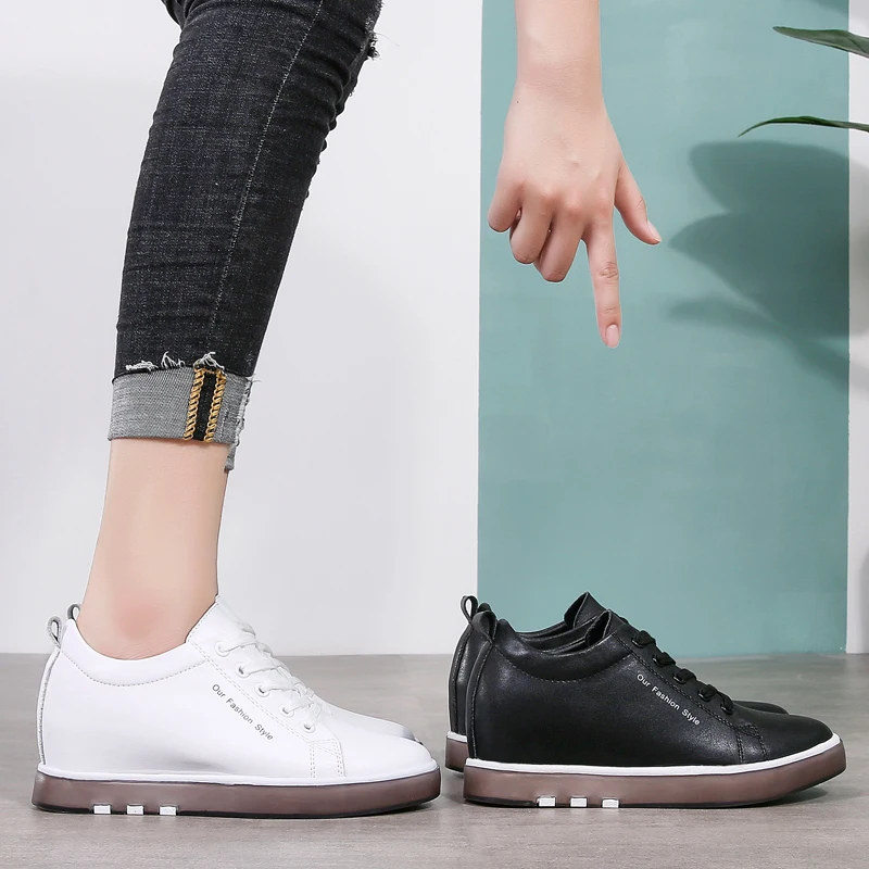 Женские кроссовки на шнуровке белые кожаные плоской подошве удобная весенняя