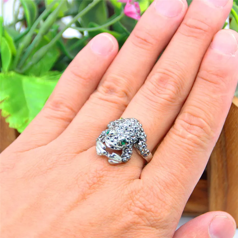 Exotic Frog Rhinestone Rings For Women Vintage Look Antique Silver Plated Animal Fashion Jewelry TR699