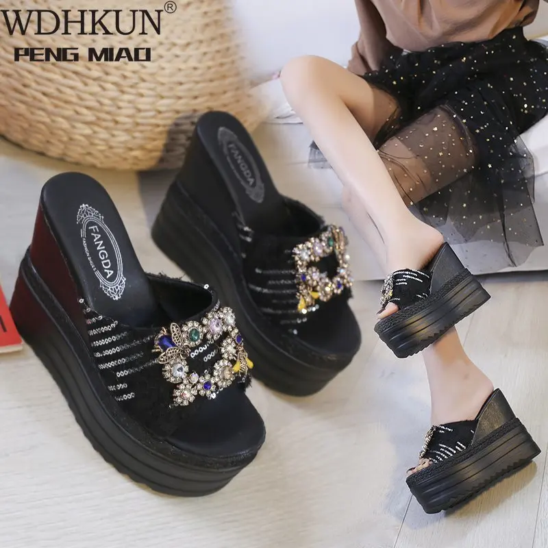 

Женские тапочки; Сезон лето; На платформе; На танкетке; Женские сандалии-шлепанцы на высоком каблуке; Пляжные шлепанцы; Шлепанцы без задника ...