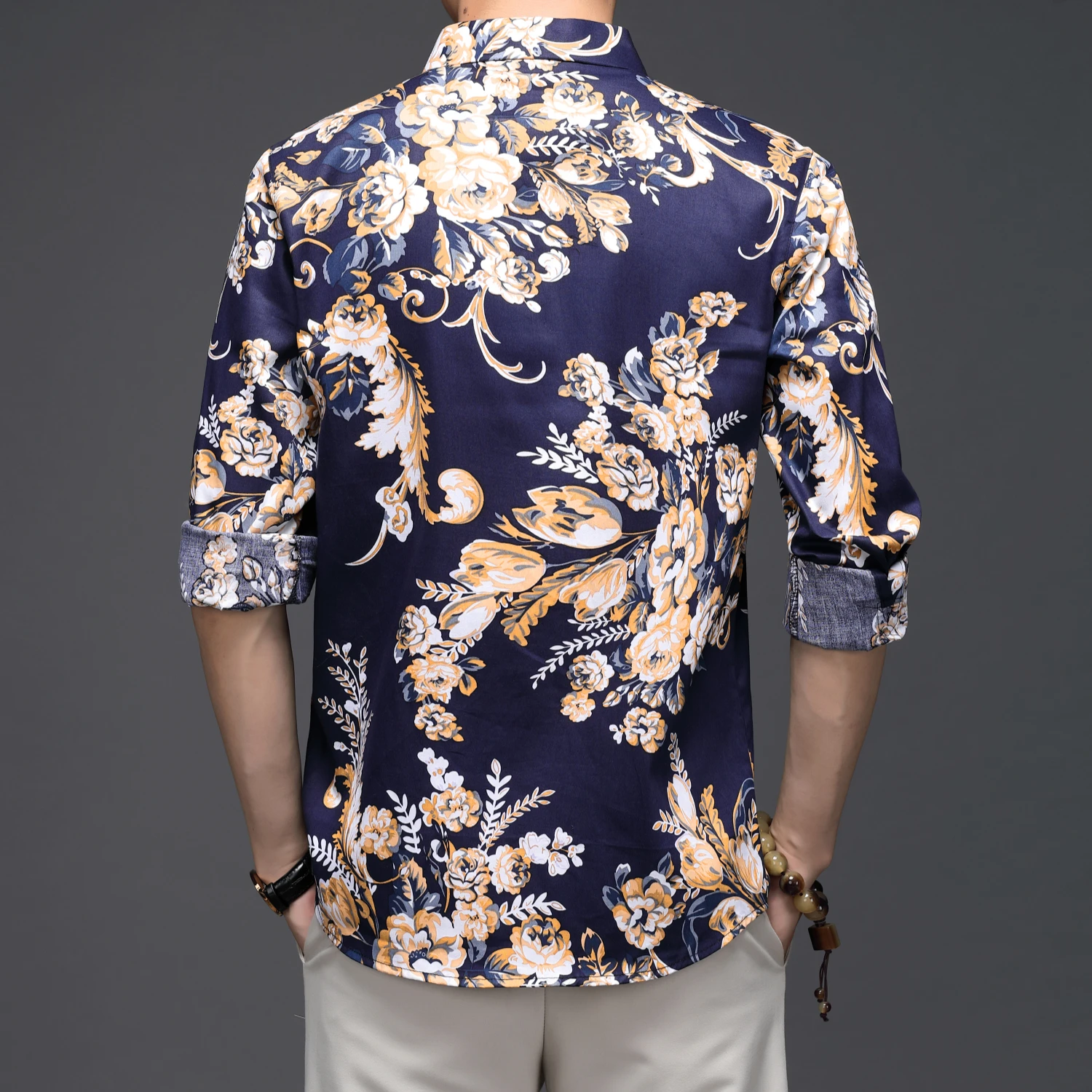Мужская дышащая рубашка с длинным рукавом синяя приталенная и золотым цветочным
