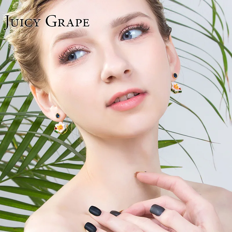 Женские серьги гвоздики в форме цветка сочного винограда маленькие с эмалью и