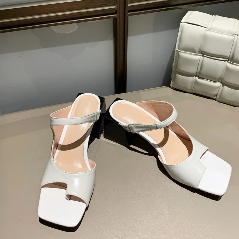 

Новинка 2020 года; Женские летние брендовые сандалии; Цвет черный, белый; Женские шлепанцы из натуральной кожи; Повседневные босоножки на высо...