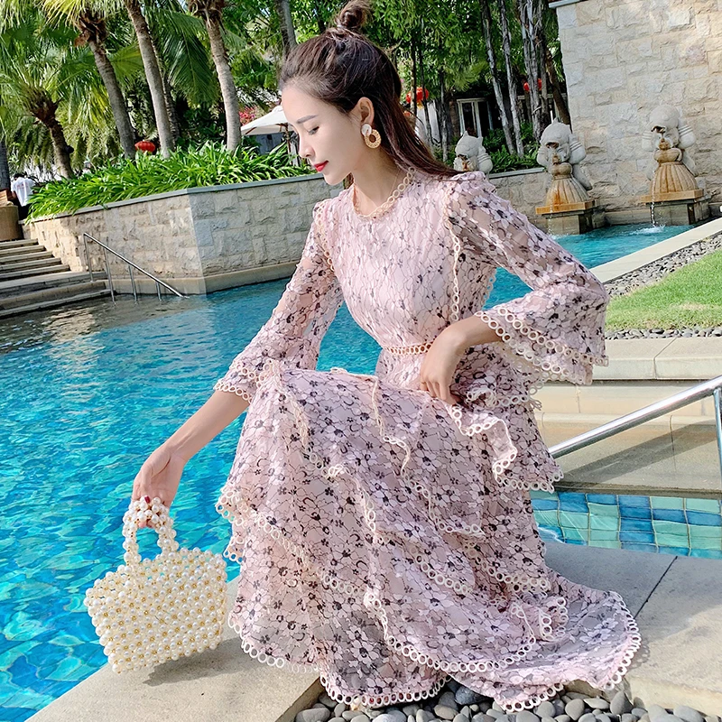 Женское длинное вечернее платье с каскадными оборками розовое кружевное