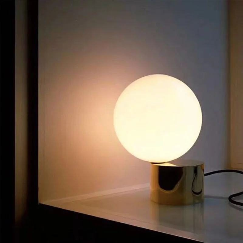 Маленькая декоративная настольная лампа из железного стекла в скандинавском